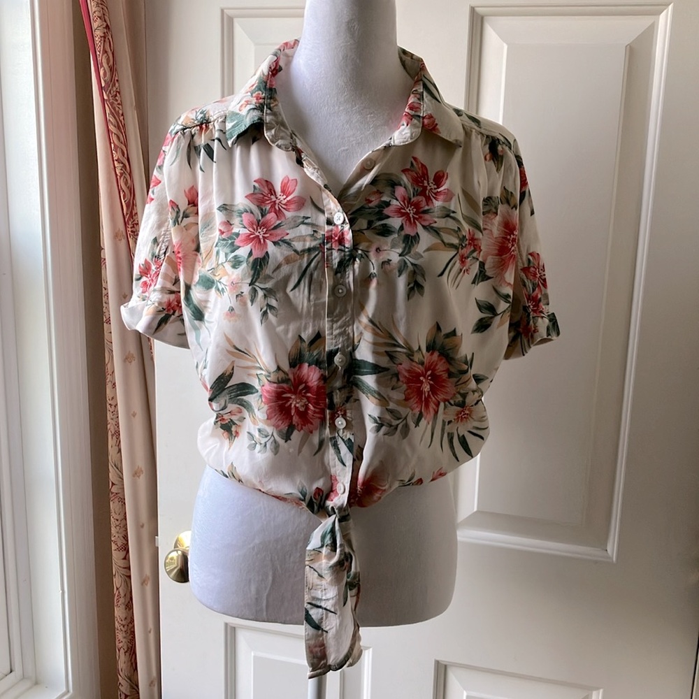 American Eagle Cropped Flower Shirt with Tie-in